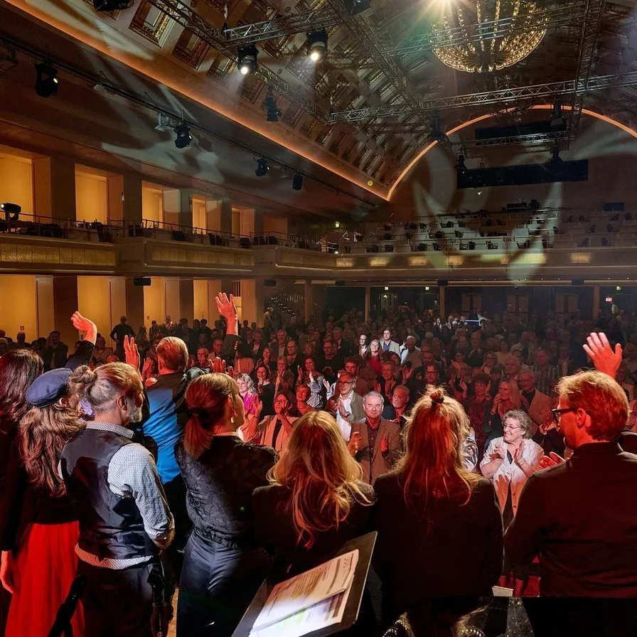Marc Marshall & Friends mit Band und Streichern auf der Bühne vor Publikum im Bénazetsaal des Kurhauses Baden-Baden