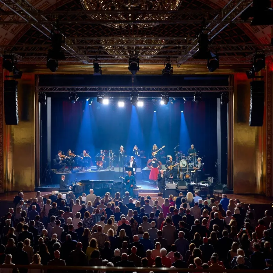 Blick von der Bühne auf die Mitwirkenden von Marc Marshall & Friends und das applaudierende Publikum im Bénazetsaal des Kurhauses Baden-Baden