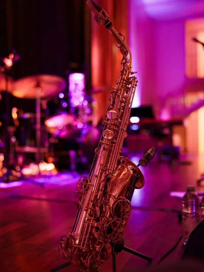 Saxofon auf der beleuchteten Bühne bei Rhythm & Blues im Kurhaus Baden-Baden