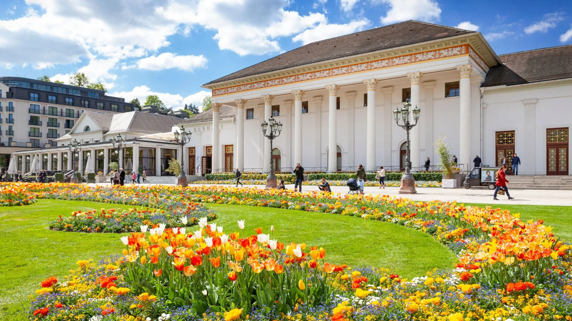 Kurhaus Baden-Baden mit Säulenfassade und farbenprächtigen Blumenbeeten im Kurgarten