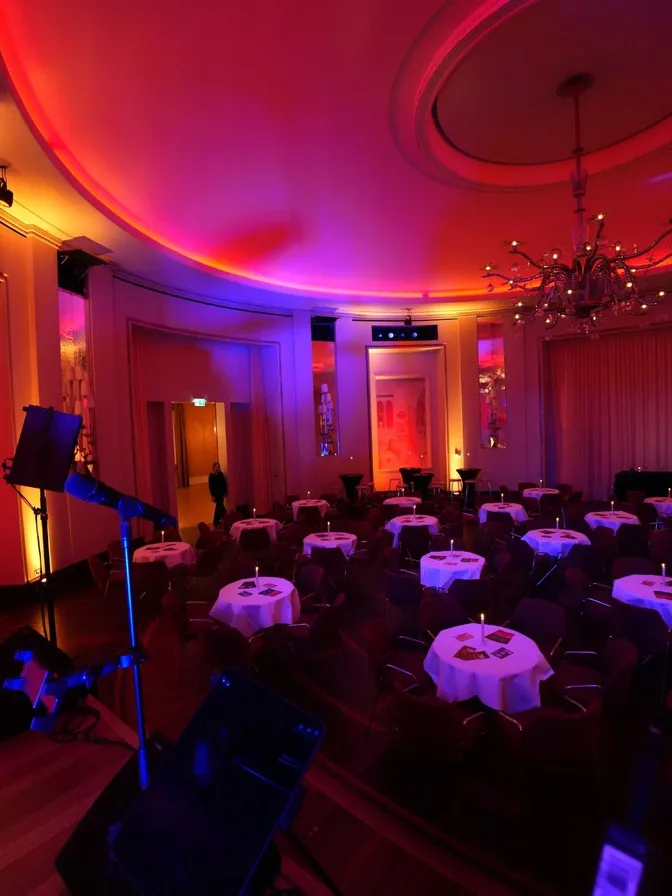 Beleuchteter Runder Saal im Kurhaus Baden-Baden mit gedeckten Tischen vor einem Rhythm & Blues Konzert
